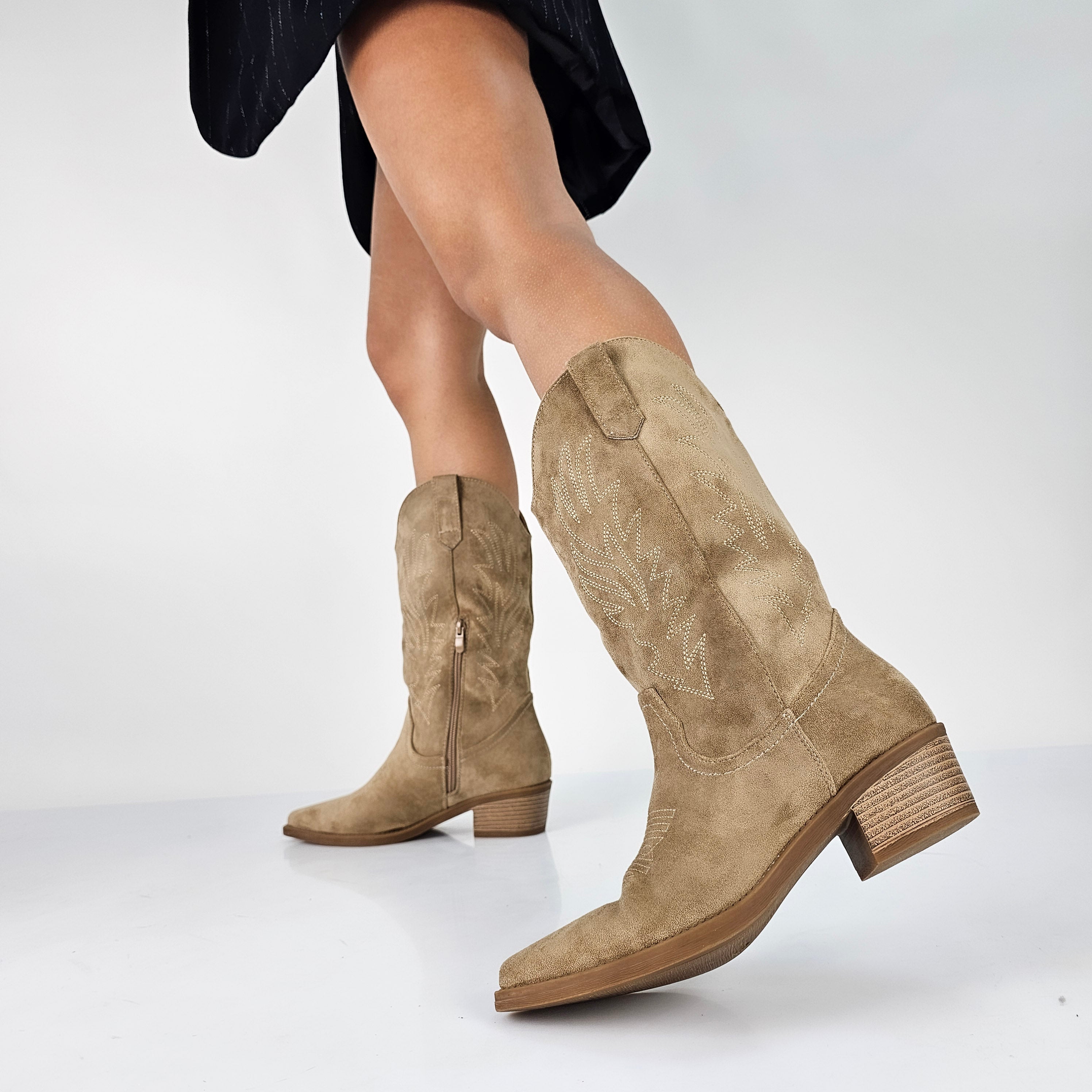 Linna Chic'i jaoks cowboy-stiilis plokk-kontsaga saapad