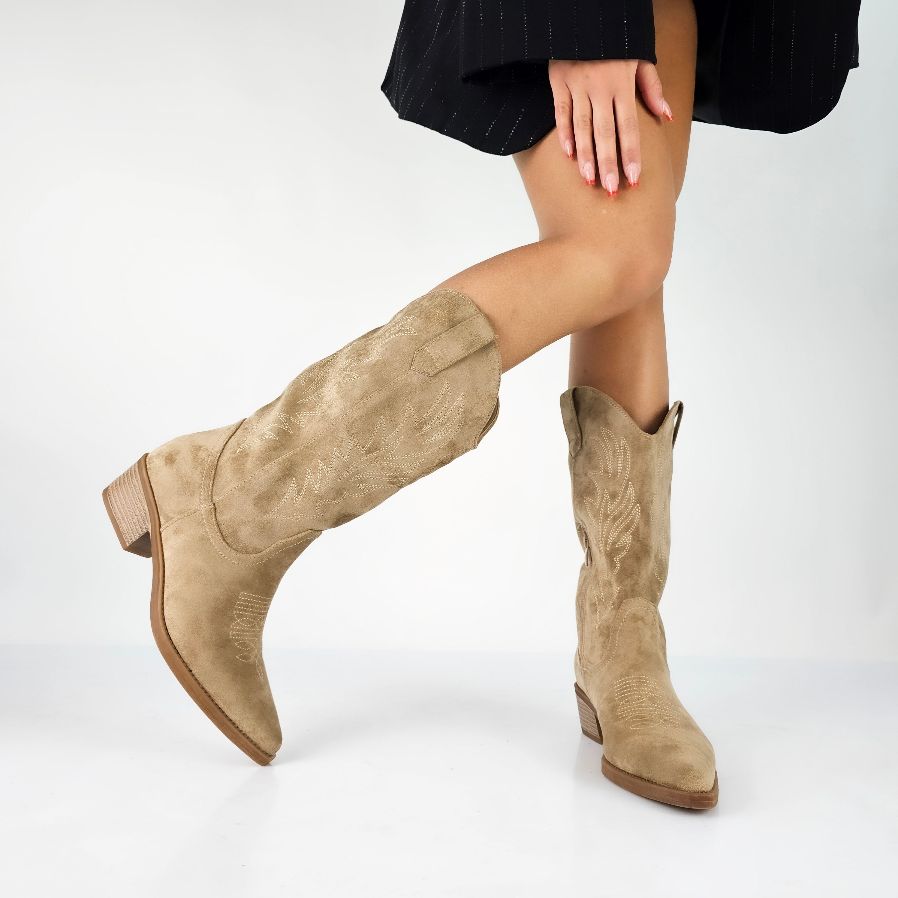 Linna Chic'i jaoks cowboy-stiilis plokk-kontsaga saapad