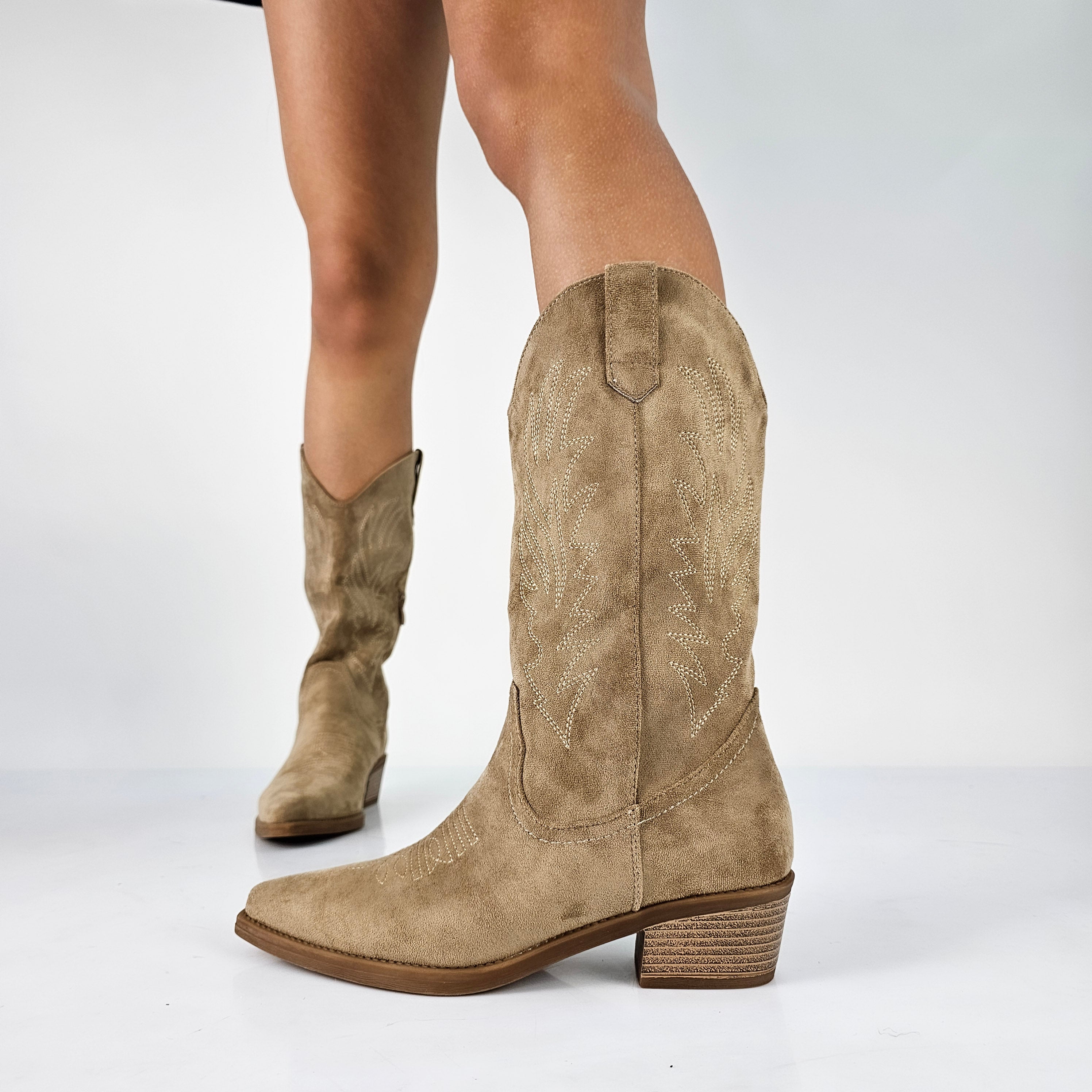 Linna Chic'i jaoks cowboy-stiilis plokk-kontsaga saapad