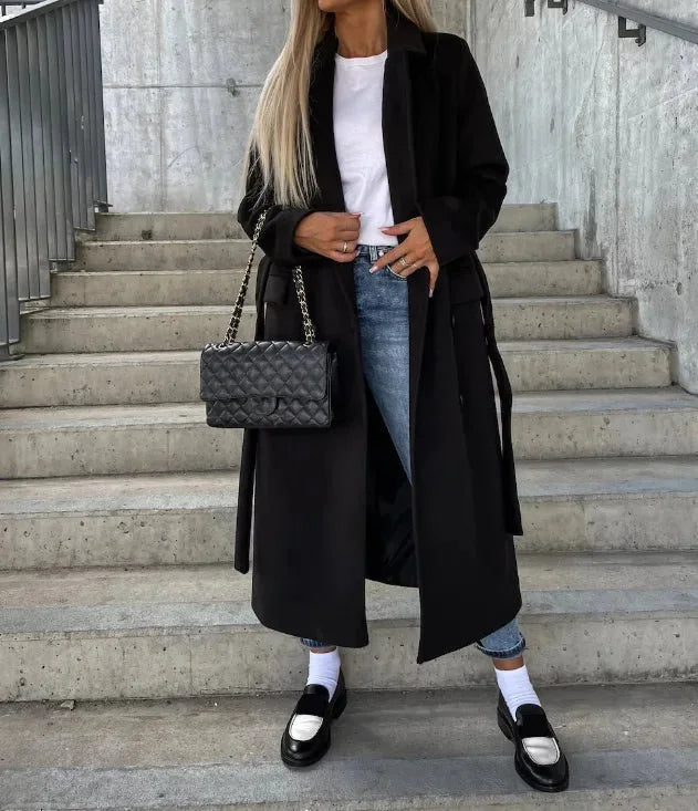 Elegantne naiste mantel vöödiga külmade päevade jaoks